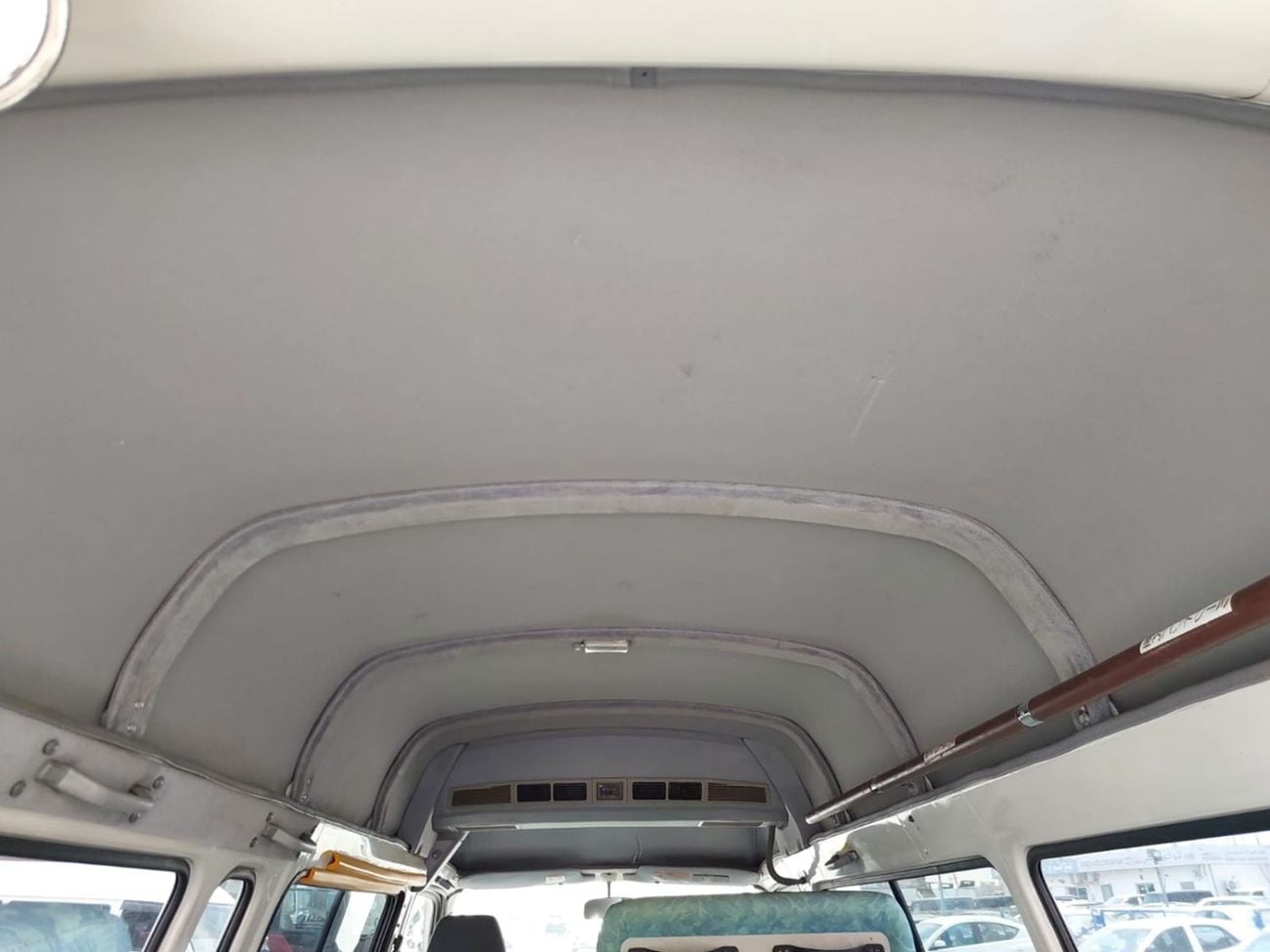 Toyota Hiace TOYOTA HIACE COMMUTER VAN RHD 2001 MODEL 3.0 L DIESEL AUTOMATIC(PM02185)