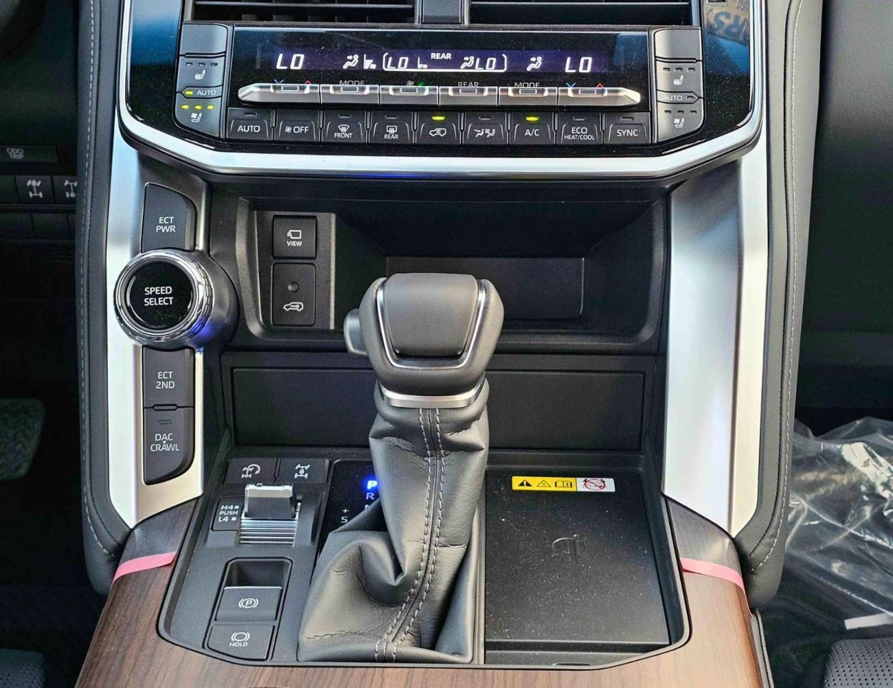 Toyota Land Cruiser VX || 4.0L PETROL V6 | RADAR | BIG DVD | LEATHER WITH MEMORY SEATS (CODE#VX4HA)