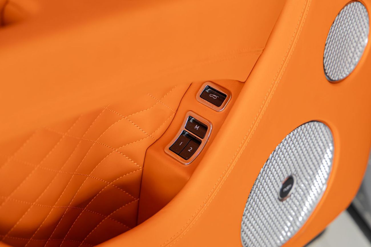 Bentley Bentayga ORIGINAL MANSORY  Bentayga - Crystal-Cut Headlights, Carbonado Evo Bespoke Carbon Exterior - 2025