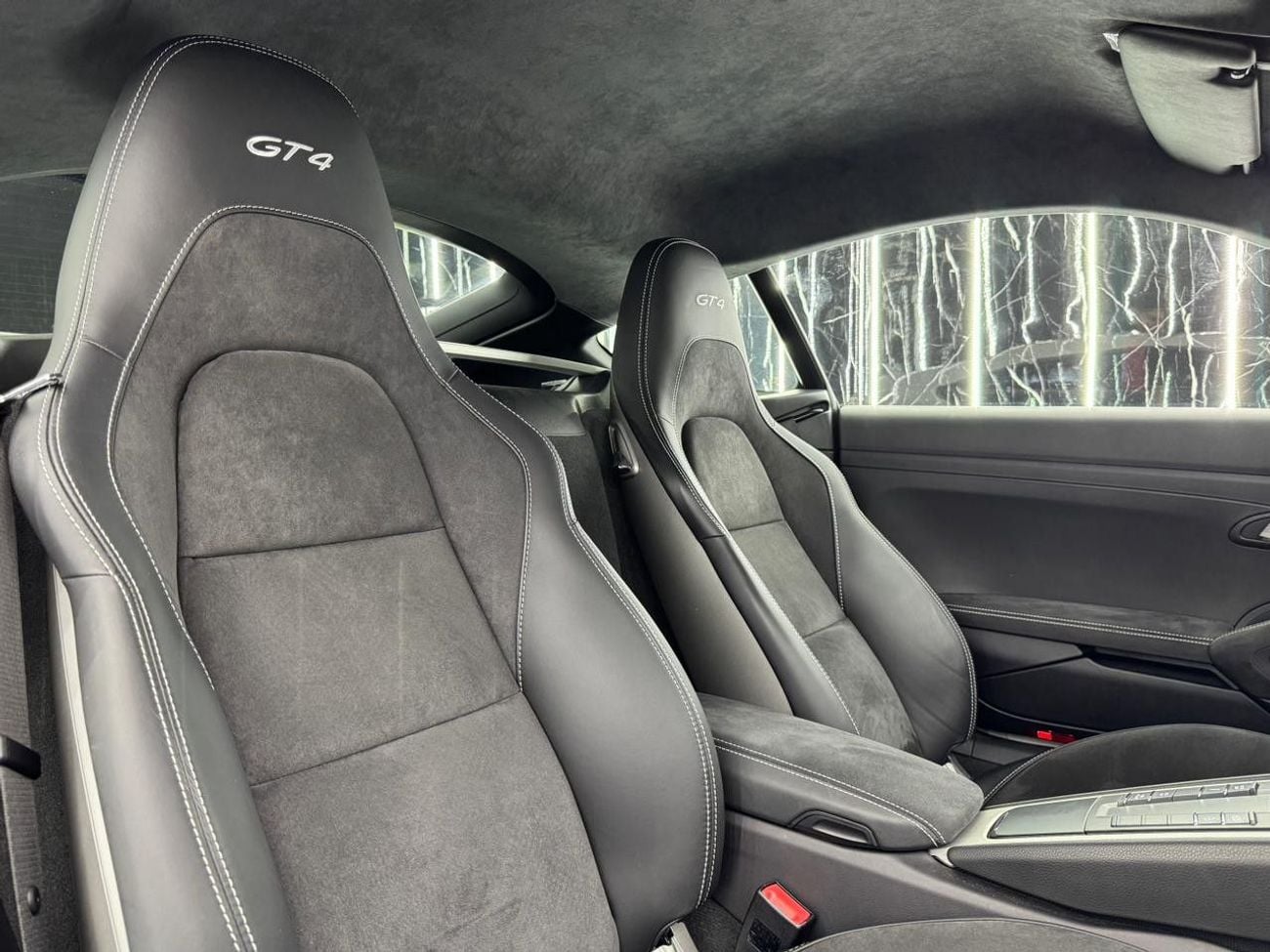 بورش كايمان 718 GT4 4.0L (420 HP) M/T