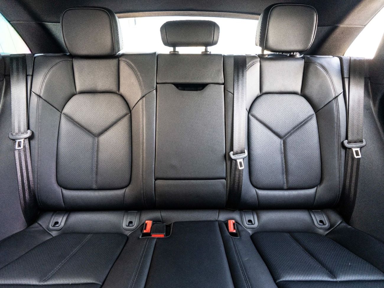 بورش ماكان Base