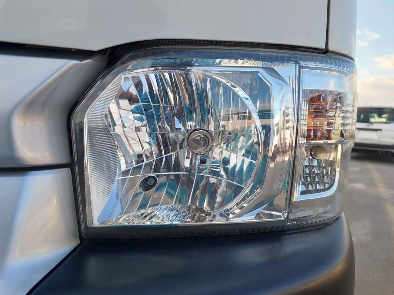 Toyota Hiace TOYOTA HIACE COMMUTER VAN RHD 2016 MODEL 3.0 L DIESEL AUTOMATIC(PM18509)