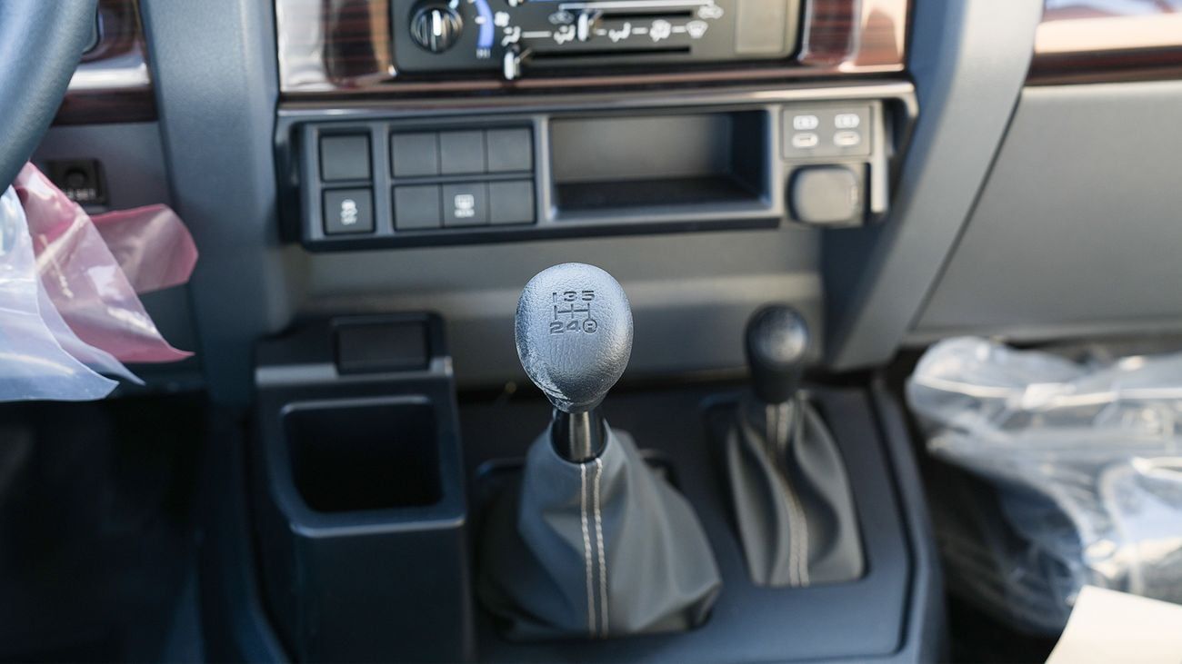 تويوتا لاند كروزر بيك آب تويوتا لاند كروزر هارتوب 5 ابواب 4.0 اسود جير عادي موديل 2025