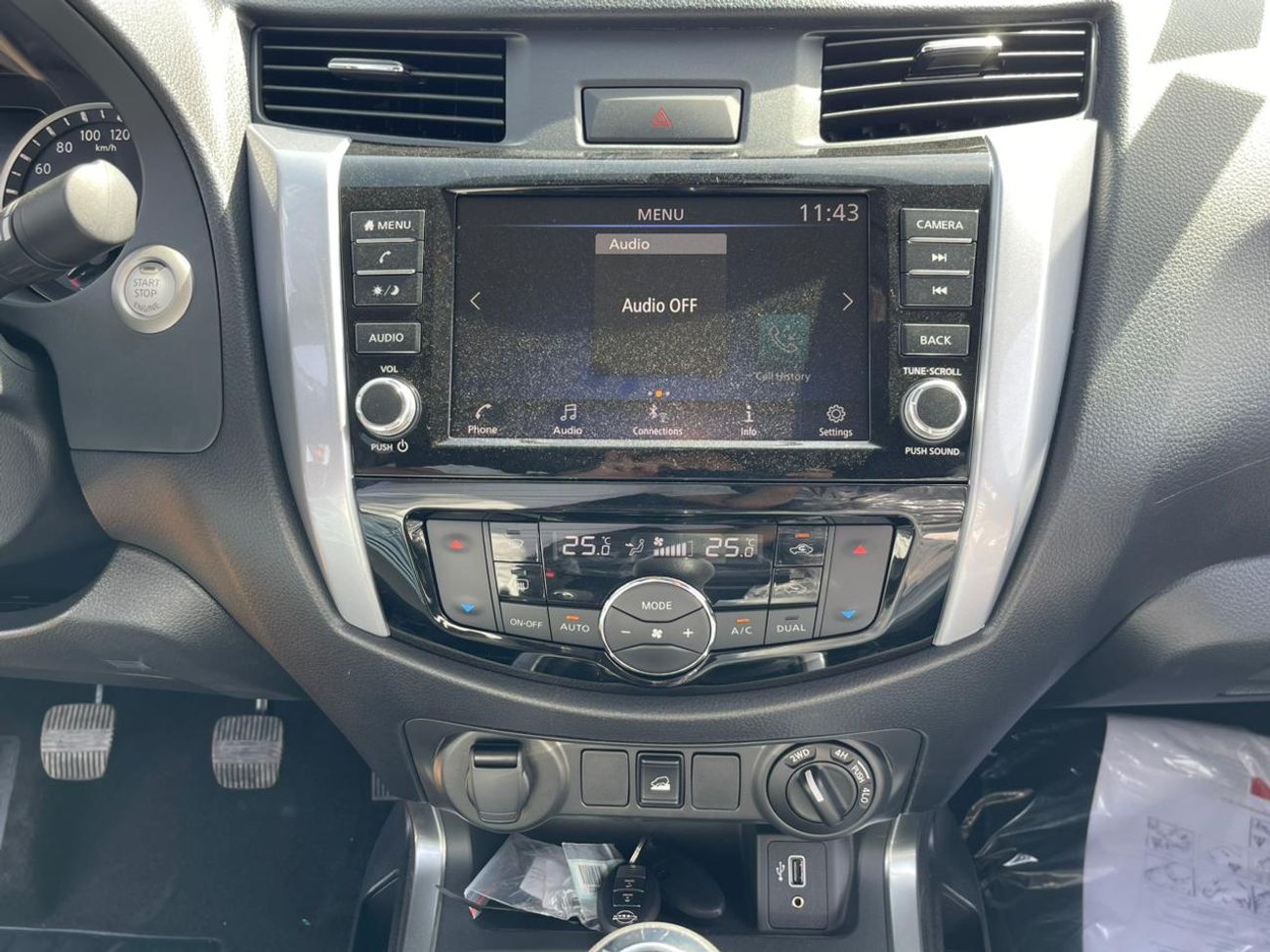 Nissan Navara Std 2.5L 4WD M/T Nissan Navara Double Cab  2.5L Petrol 4WD 5 Seater MT White