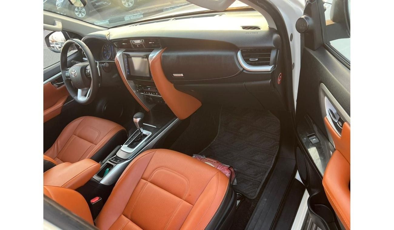 Toyota Fortuner 2017 TOYOTA FORTUNER GXR V6 4X4  FULL OPTION - PUSH START - LEATHER SEATS - REAR CAM - STEERING GEAR