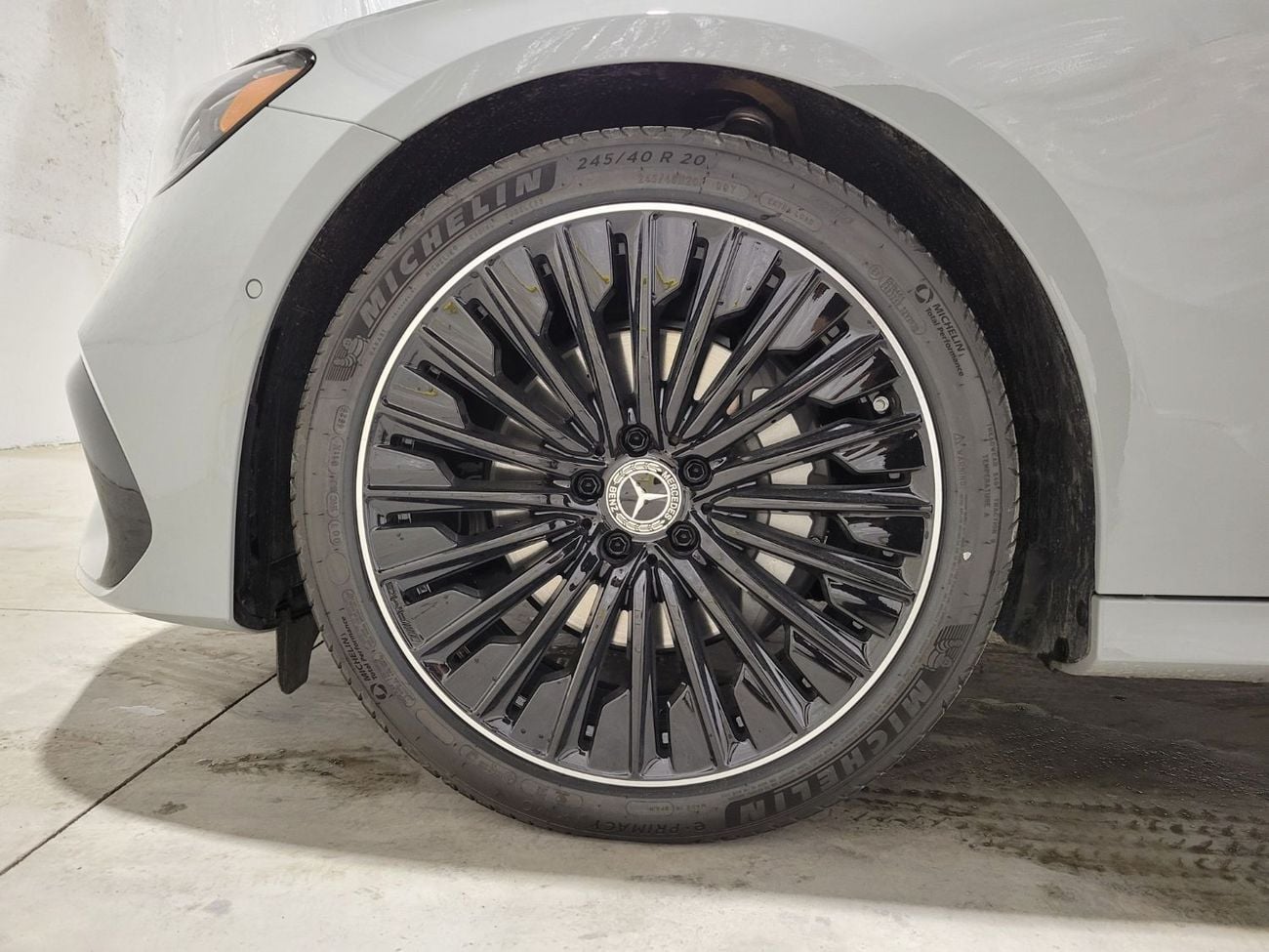 Mercedes Benz E350 4MATIC (NON GCC) 4MATIC Luxury Sedan  * Export Offer*