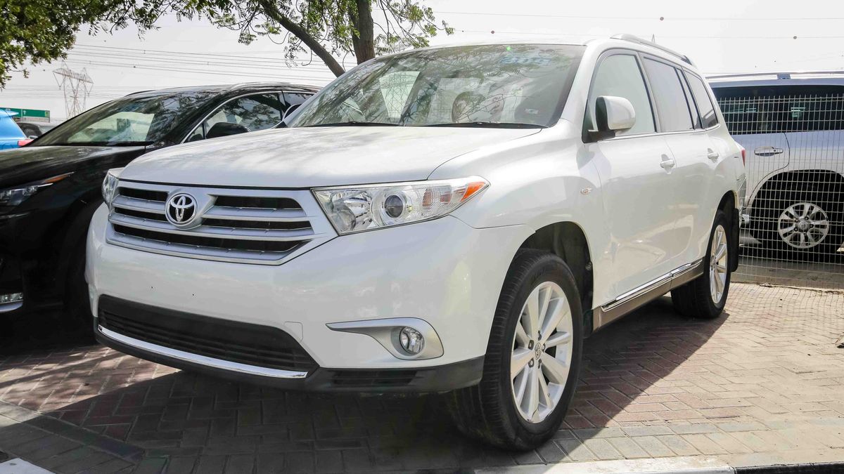 Toyota Kluger for sale AED 40,000. White, 2013