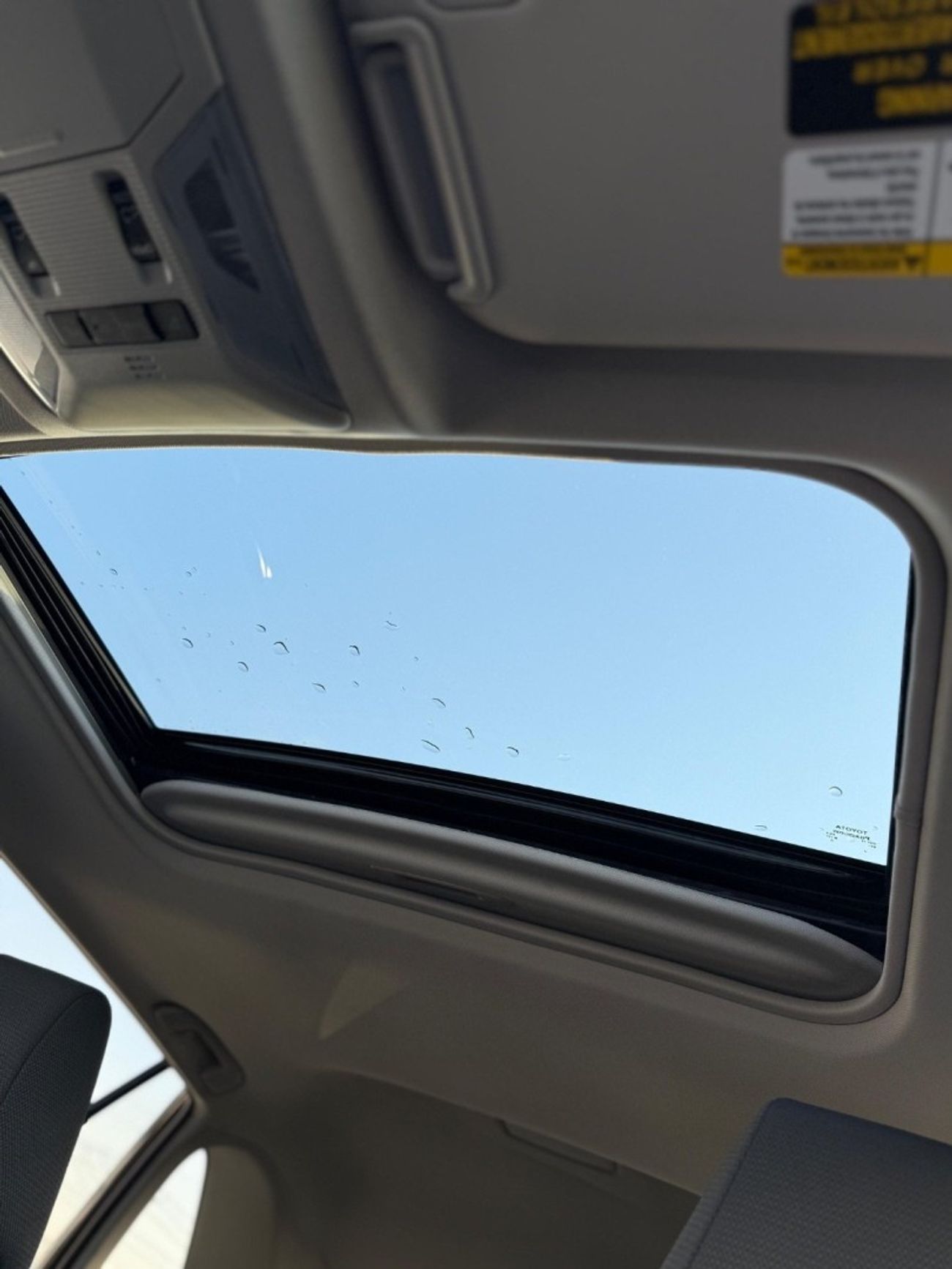 Toyota RAV4 XLE 4WD Full Option Sunroof, push start leather seats