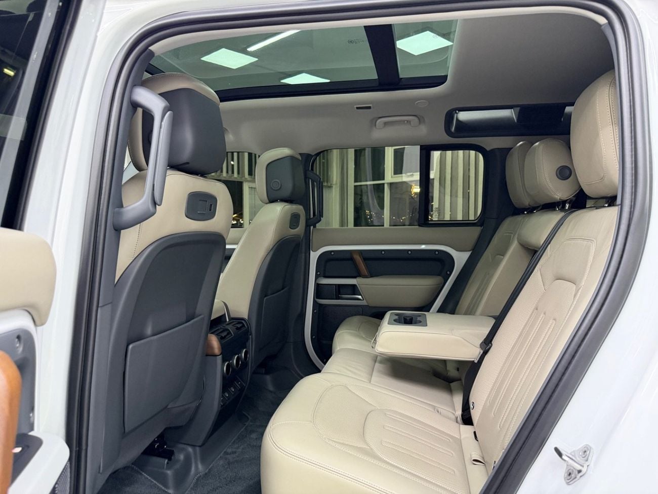 Land Rover Defender P400 110 HSE 3.0L (5 Seater)