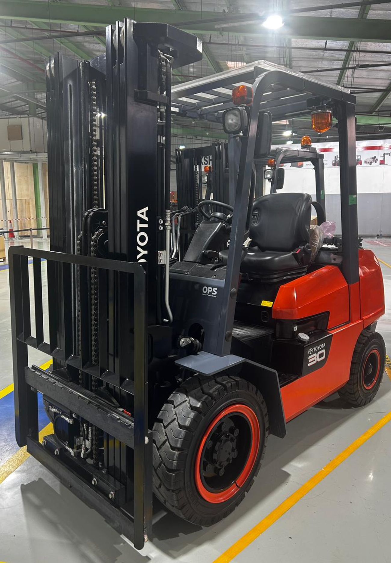تويوتا فورك ليفت Toyota 3.0 Ton 3-stage, FSV 4.5M GasolineLPG Forklift ModelFGZN30 MY-2025