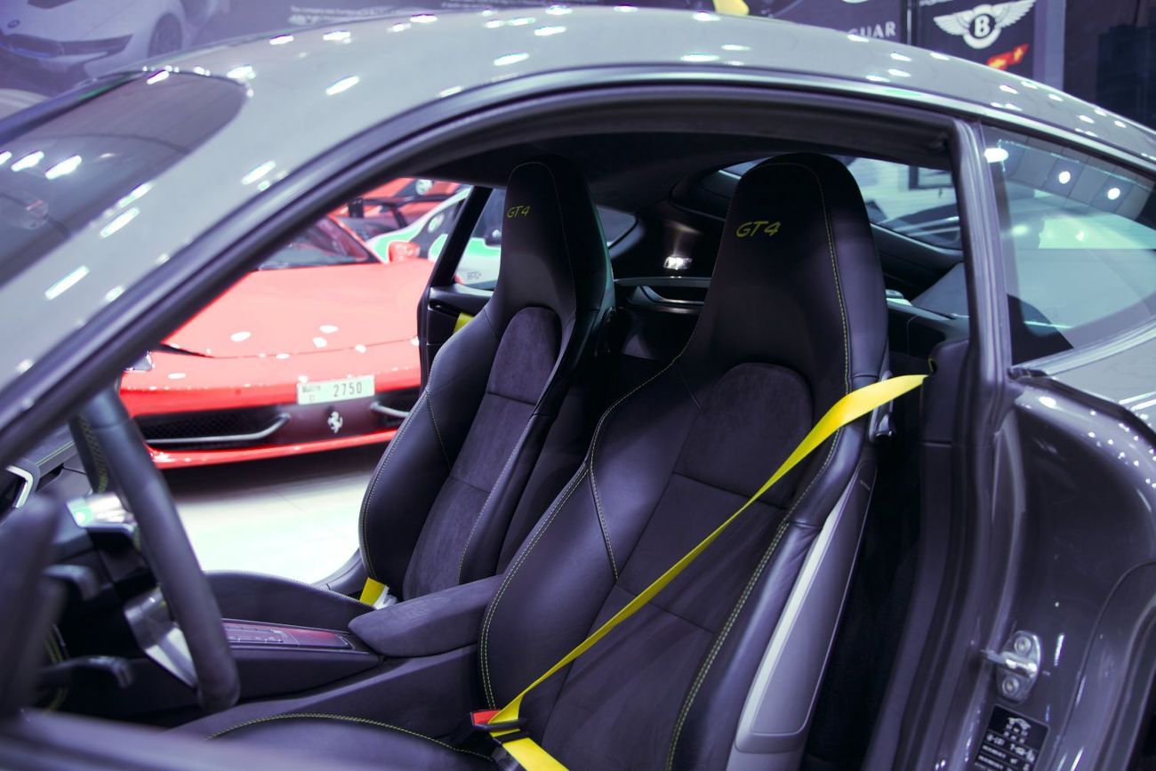 Porsche 718 Cayman GT4 4.0L (420 HP) M/T