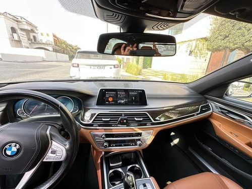 BMW 730i 2.0 TC I4, RWD