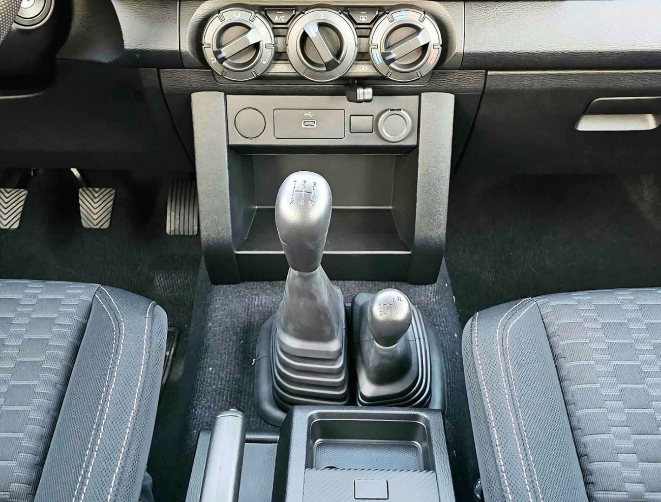 ميتسوبيشي L200 GLX 2.4L PETROL / M/T / SIDE STICKER / 4WD / CODE # GLXP