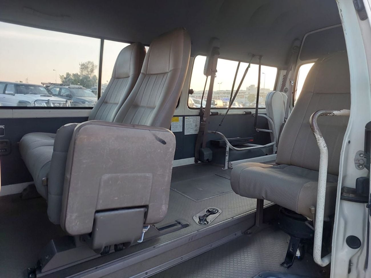 Toyota Hiace TOYOTA HIACE COMMUTER VAN RHD 2001 MODEL 2.4 L PETROL AUTOMATIC(PM06526)