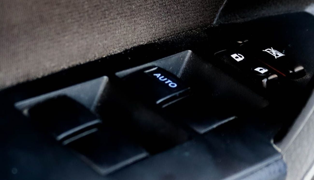 تويوتا كورولا سيارة تويوتا كورولا SE (E170) موديل 2017، سيدان بأربعة أبواب، محرك بنزين سعة 1.6 لتر، ناقل حركة أوتو