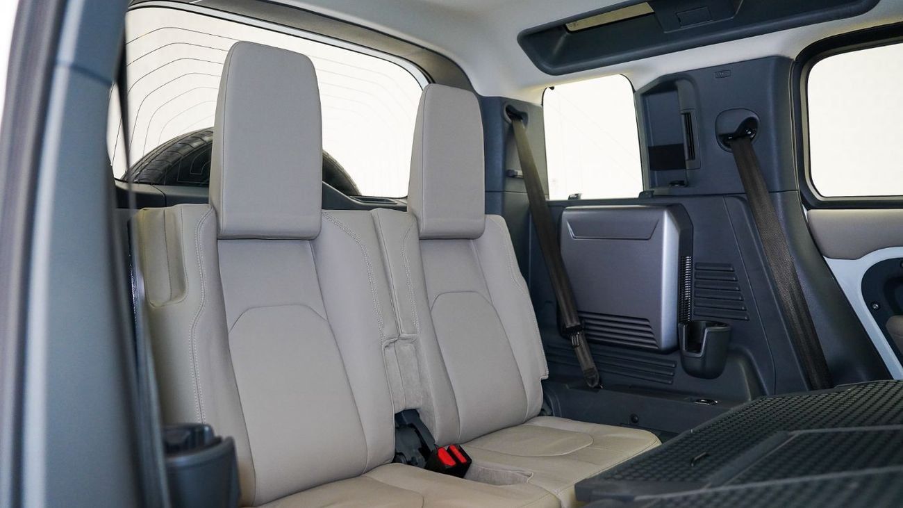 Land Rover Defender P400 110 X-Dynamic HSE 3.0L (7 Seater) | AED 4,429 PM | Warranty April 2026 | GCC