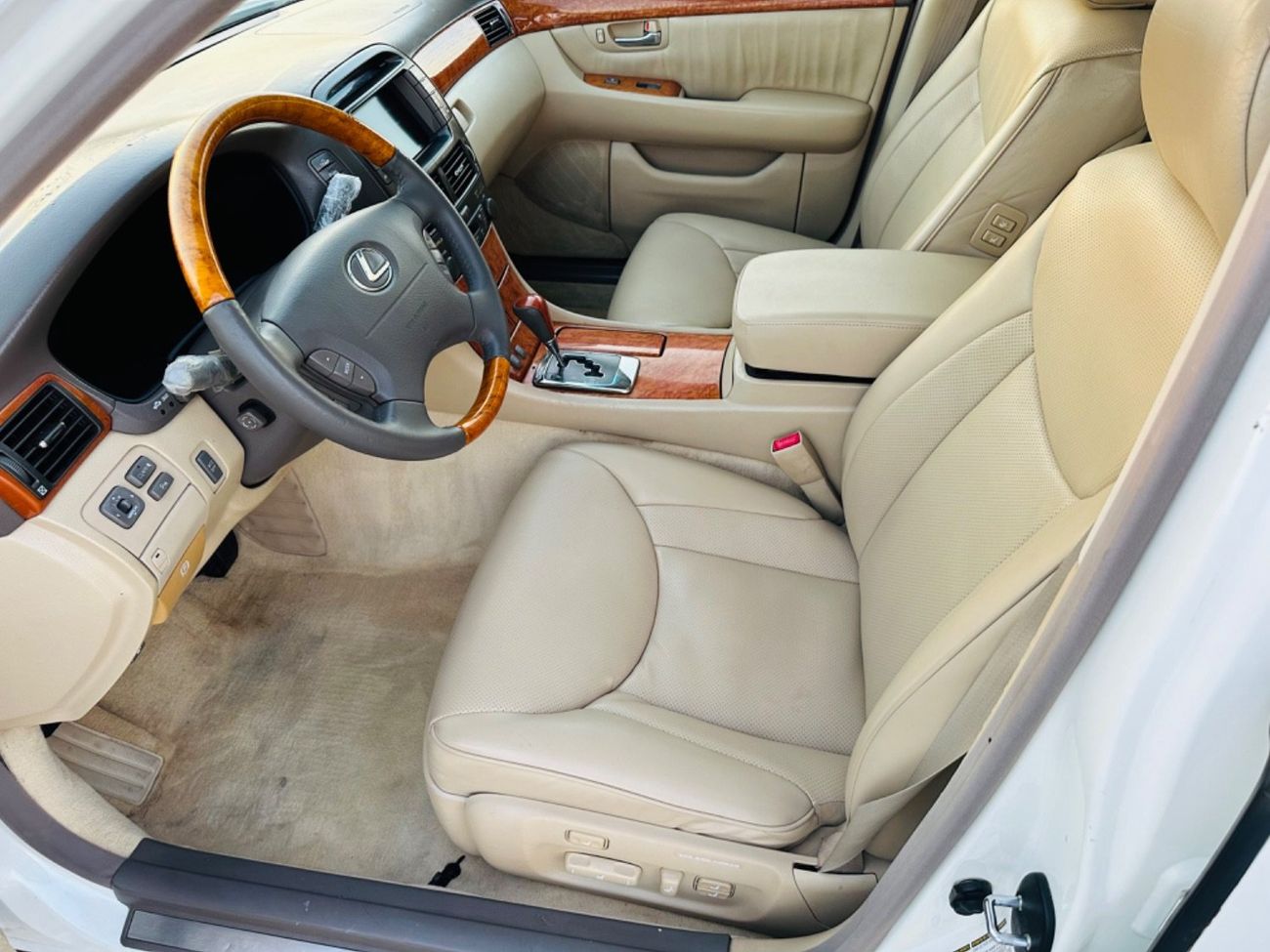 لكزس LS 430 موديل 2004 حاله ممتازه من الداخل والخارج فتحه وجلد ومثبت سرعه وتحكم كهربي كانل ونظام صوت ممتاز وكامي