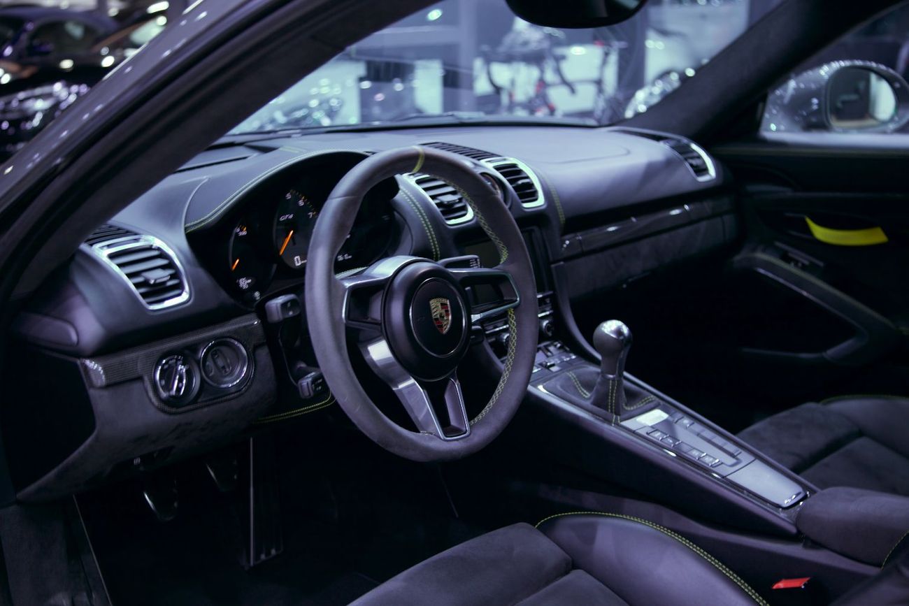 Porsche 718 Cayman GT4 4.0L (420 HP) M/T