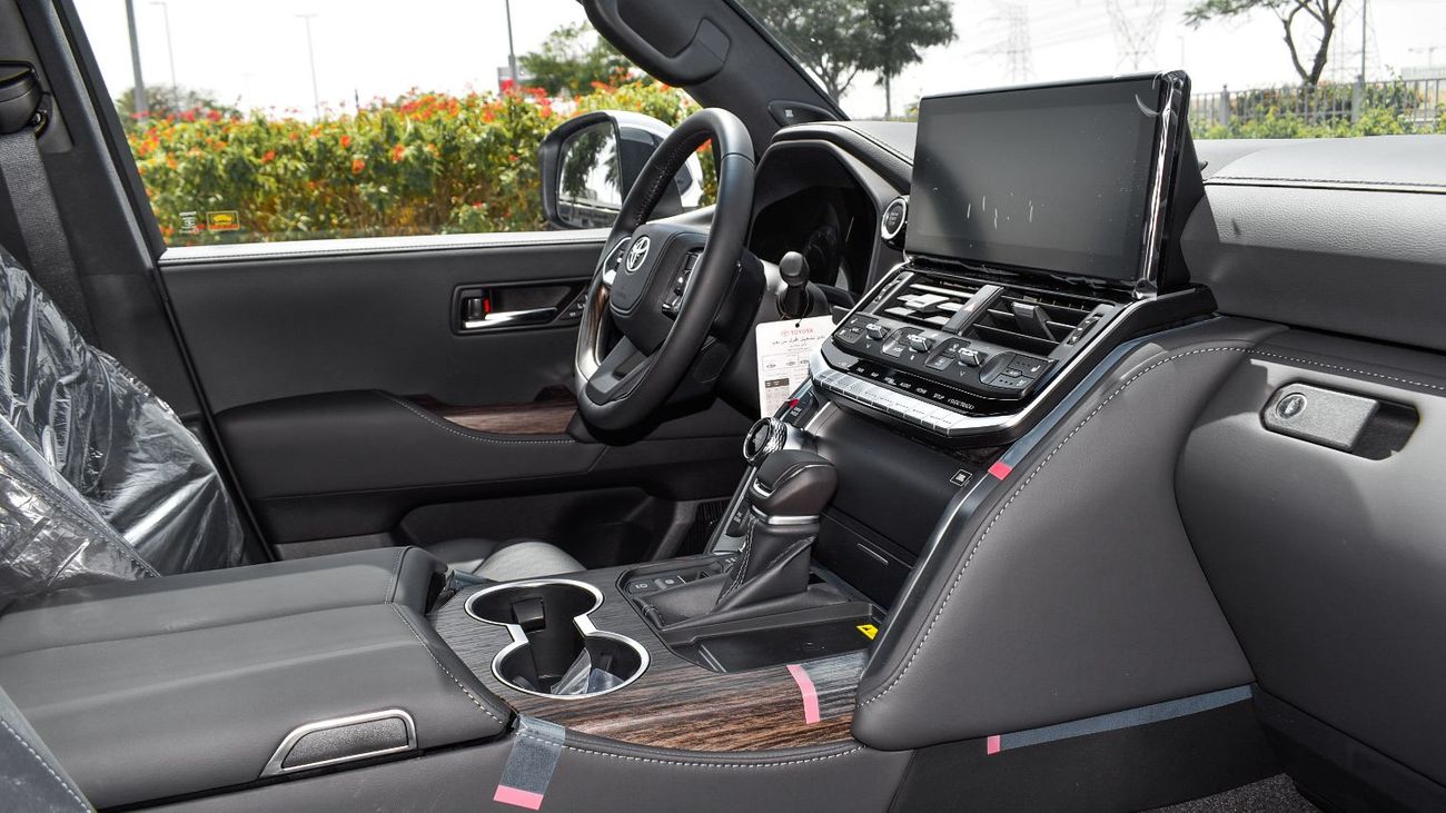 Toyota Land Cruiser ECT0076 - Toyota Land Cruiser VX - 3.5L Petrol - White/Black (Rear Seat Entertainment, Leather Seats