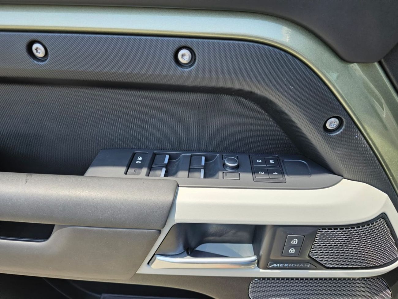 لاند روفر ديفندر P300 110 2.0L (5 Seater)