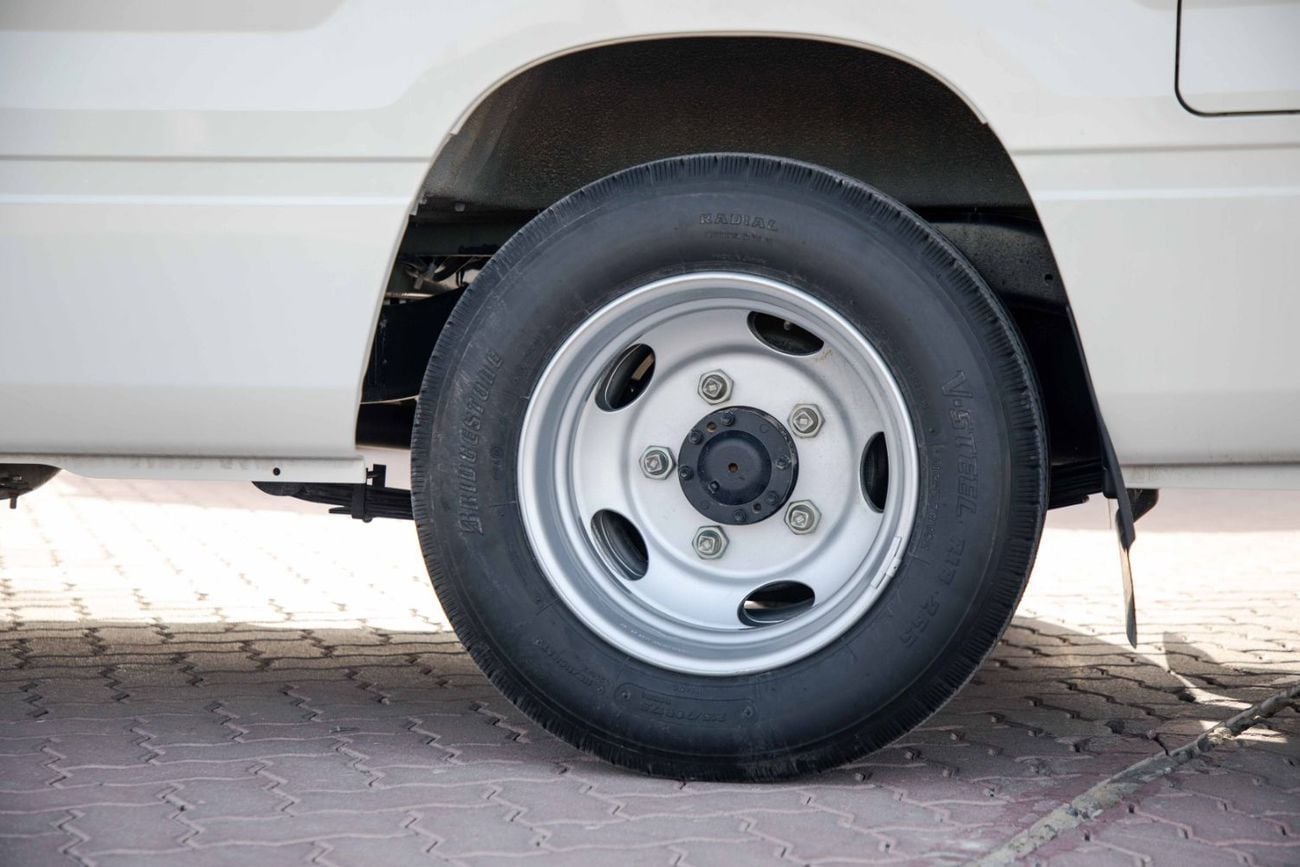 تويوتا كوستر 30 Seater 4.0L - White Inside Grey | Export Only