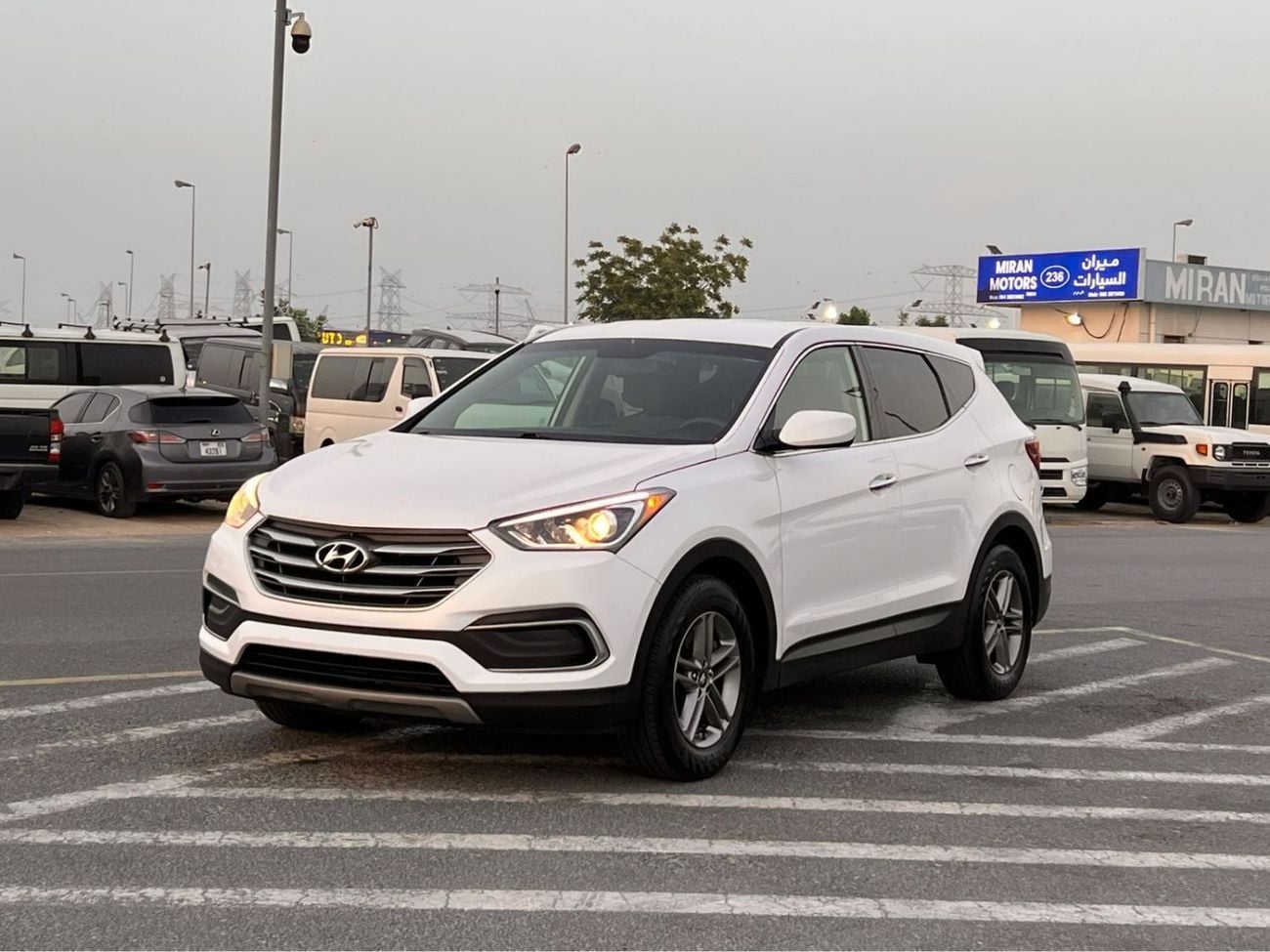 Hyundai Santa Fe SPORT (NON GCC) 2018 Hyundai Santa Fe 2.4L V4 - Apple Play & Android - Rear Camera - 2 keys