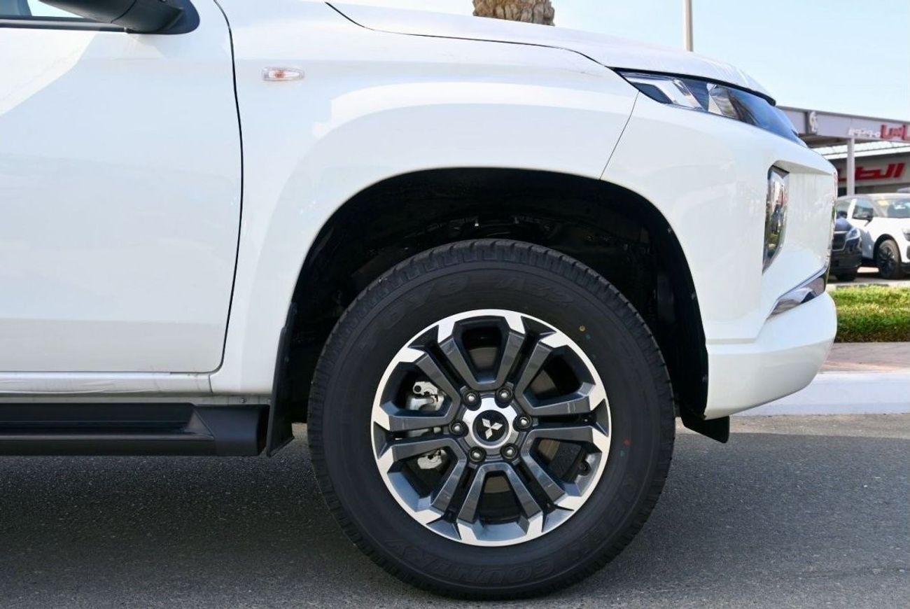 ميتسوبيشي L200 ميتسوبيشي L200 موديل 2023 ديزل 2.4 لتر ناقل حركة أوتوماتيكي أبيض من الخارج رمادي من الداخل