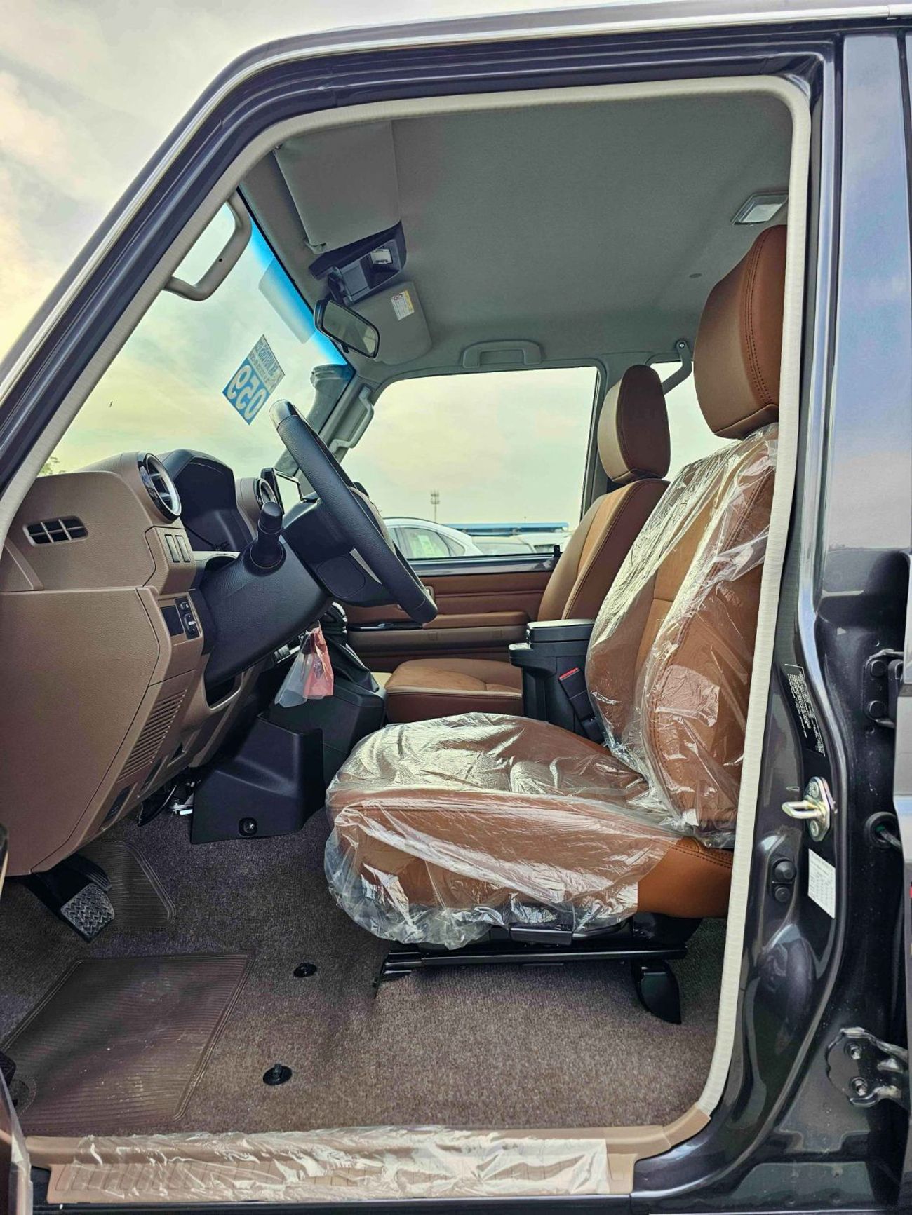 تويوتا لاند كروزر 70 LX LC76 / 4.0L PETROL A/T / DIFFLOCK / WINCH, SNORKEL / REFRIGERATOR / OVER FENDER (CODE # 76PAF)