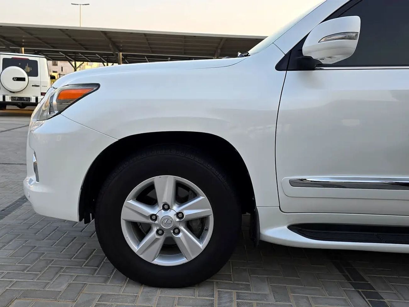 Lexus LX570 TITANIUM LX570 GCC