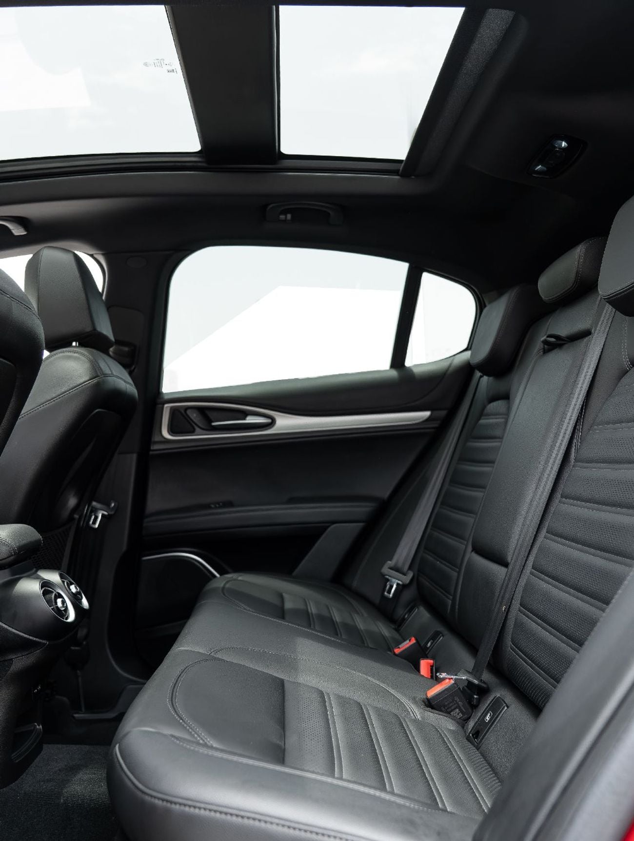 ألفا روميو ستيلفيو Veloce 2024 Alfa Romeo Stelvio Q4, 2028 Alfa Romeo Warranty, Low Kms, GCC