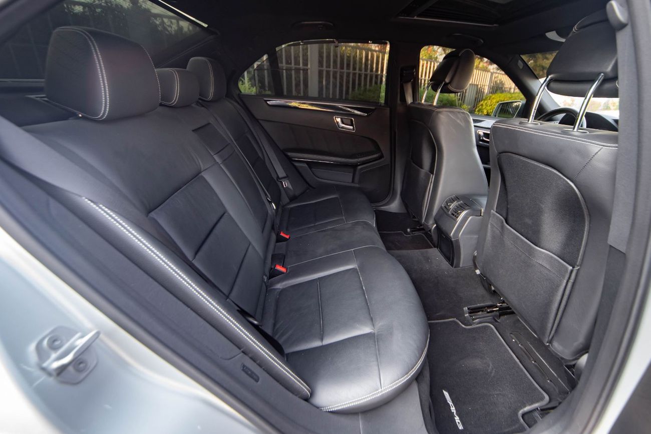 مرسيدس بنز E 350 Mercedes-Benz E350 2010, 3.5L V6, Automatic, RWD. Mileage: 180,000 km. Excellent condition inside an