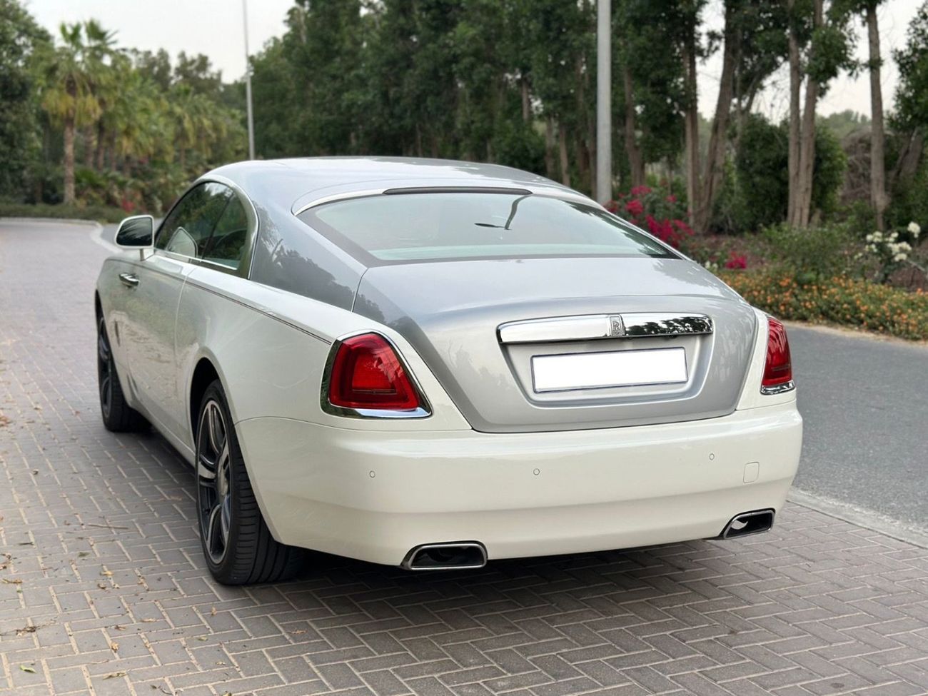 رولز رويس واريث 2015 Rolls Royce Wraith | GCC Specs | 6.6L V12 | 624 HP | 66k KM | WHITE/RED | Starlight Headliner |