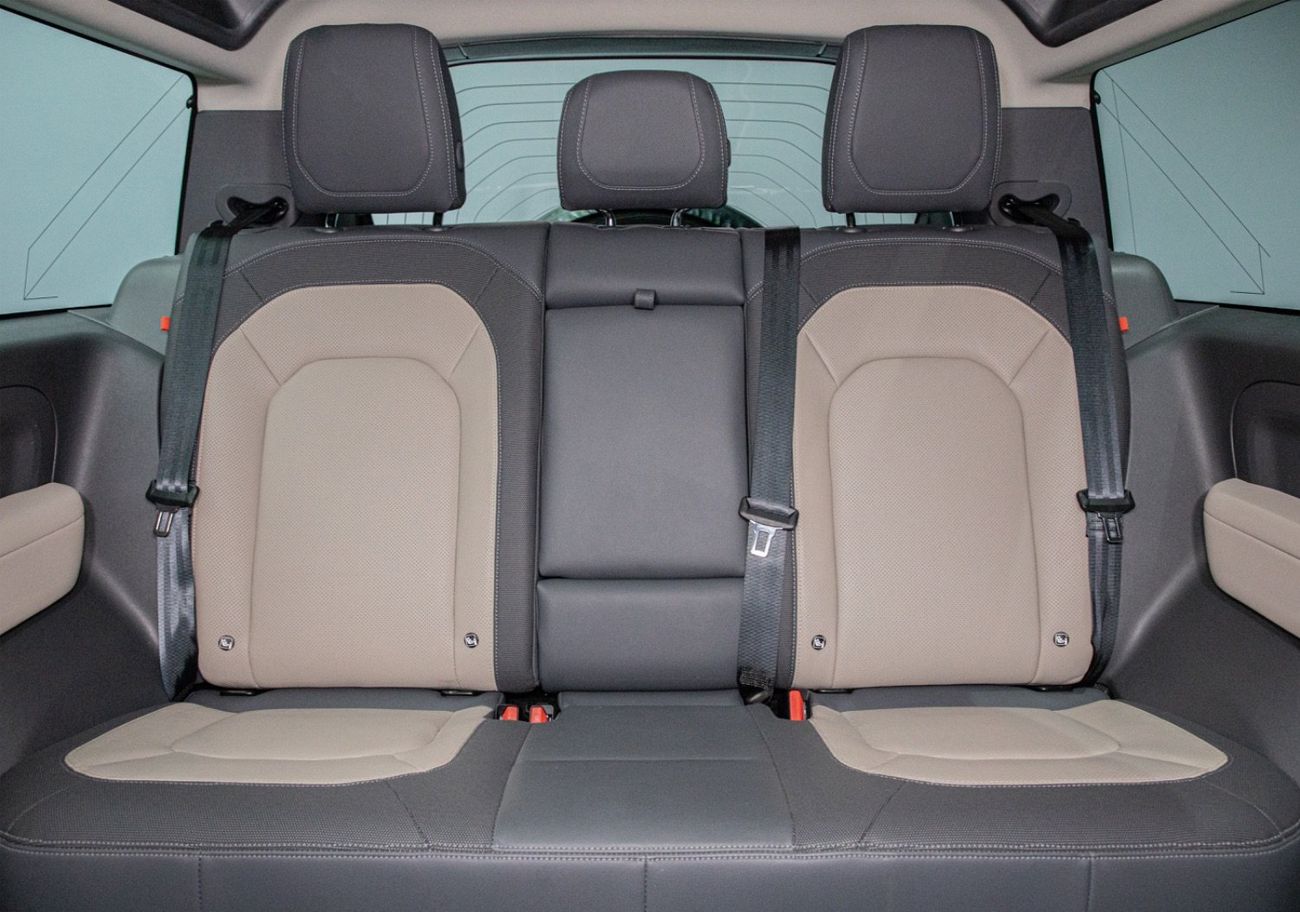 Land Rover Defender P300 90 X-Dynamic SE 2.0L (5 Seater)