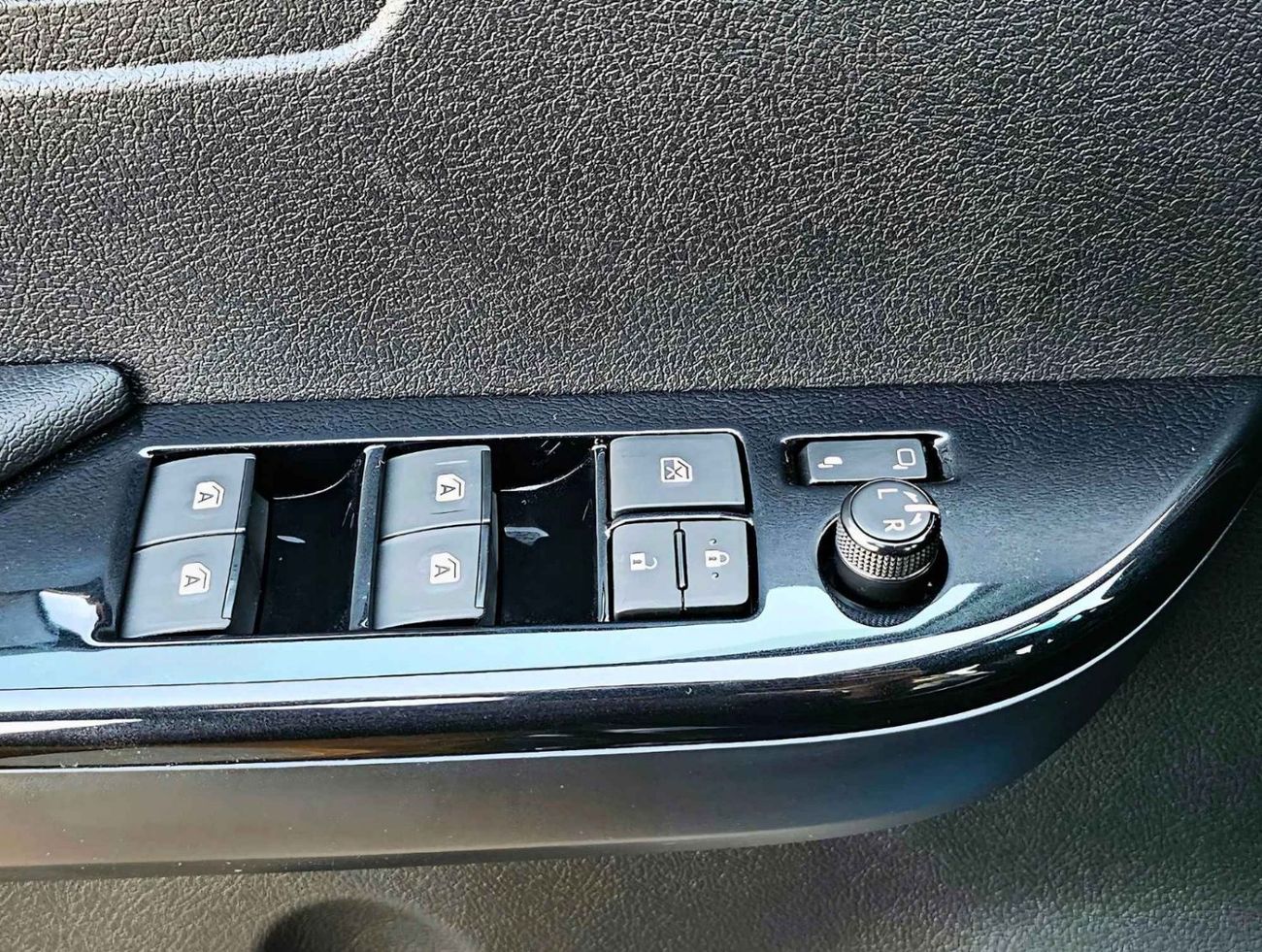 تويوتا هيلوكس ADVENTURE |  4.0L V6 PETROL | 360 CAMERA | 18 AWHEELS WITH ROLL BAR | AUTO A.C (CODE # HPV6AF)