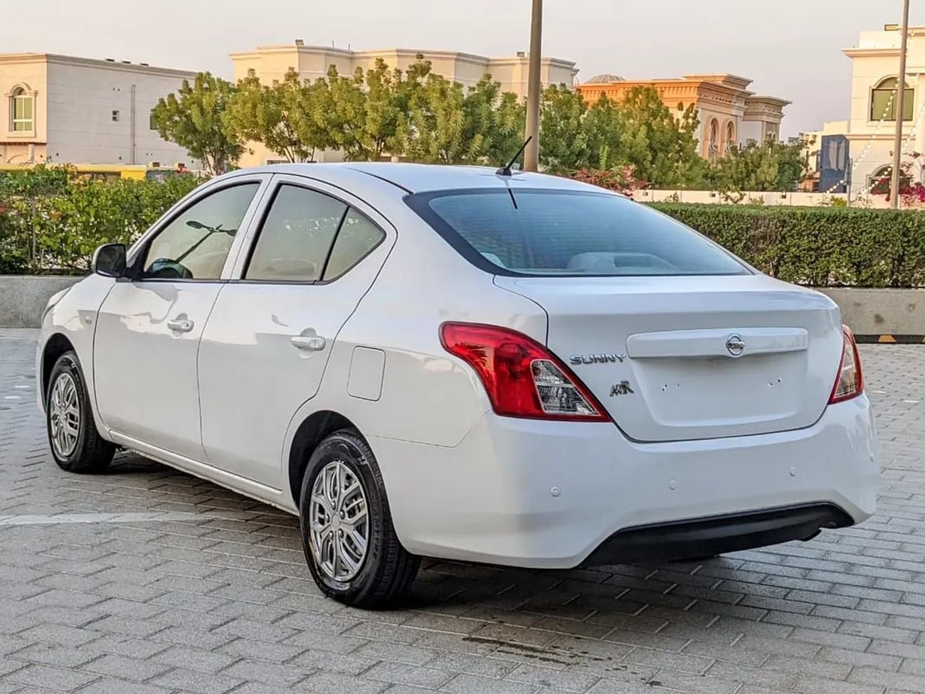 Nissan Sunny SV GCC Immaculate Condition Low KM Family Sedan 4 Cylinder Fully Automatic