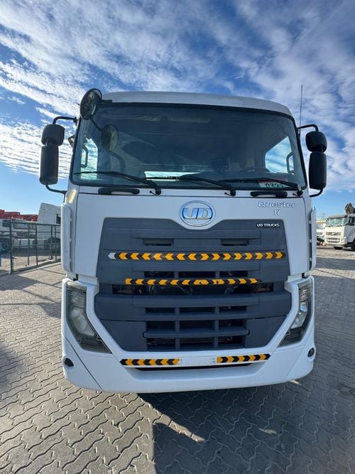 Nissan United Diesel Water Tanker  / 5000Gl