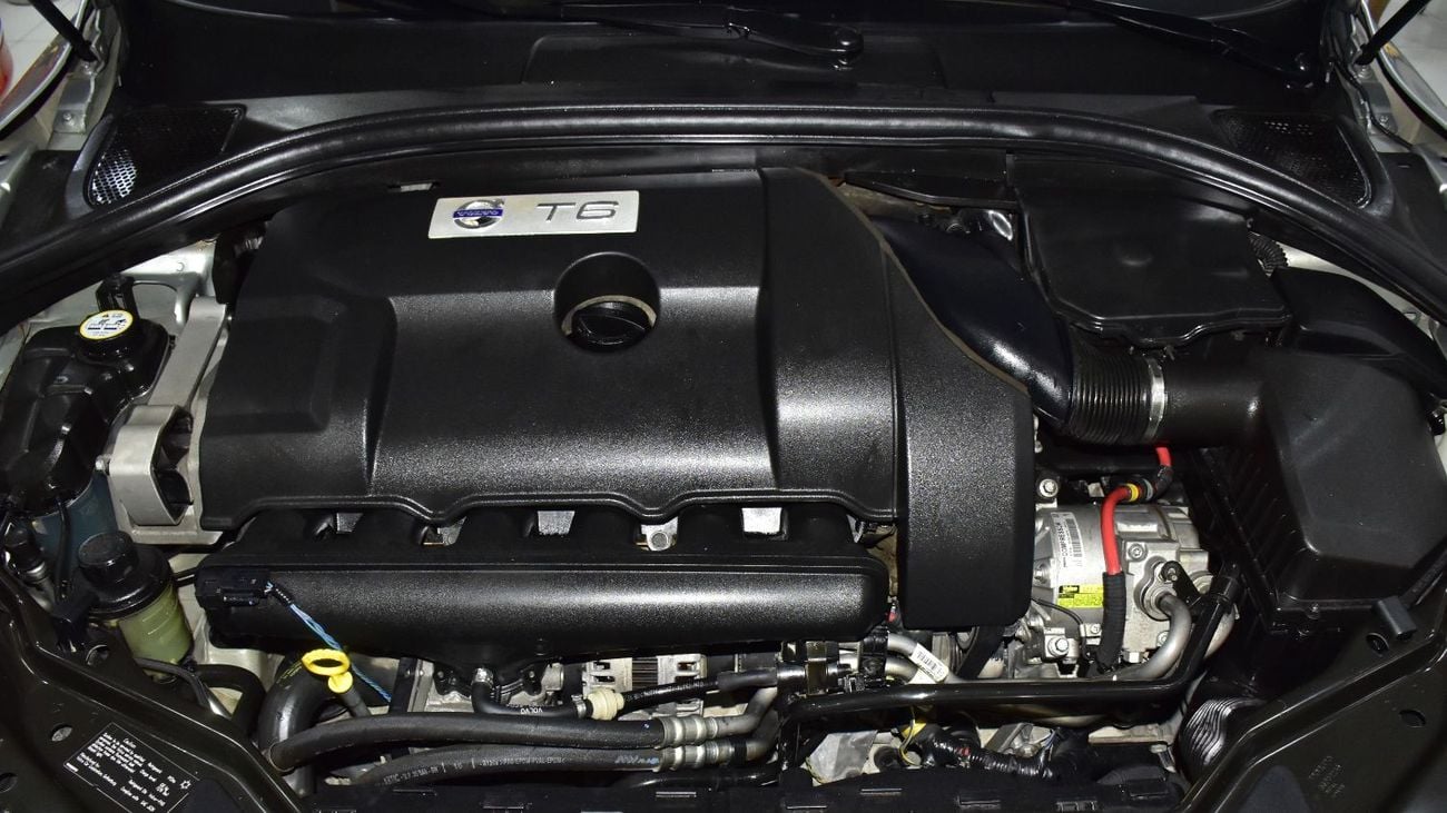 فولفو XC 60 EXCELLENT DEAL for our Volvo T6 AWD R-Design ( 2010 Model ) in Silver Color GCC Specs