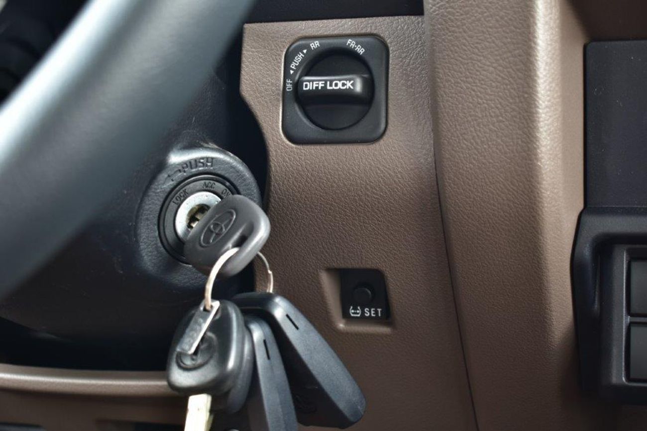 Toyota Land Cruiser 70 2025 MODEL TOYOTA LAND CRUISER 76 HARDTOP SDLX V6 4.0L PETROL 4WD 5-SEATER AUTOMATIC TRANSMISSION