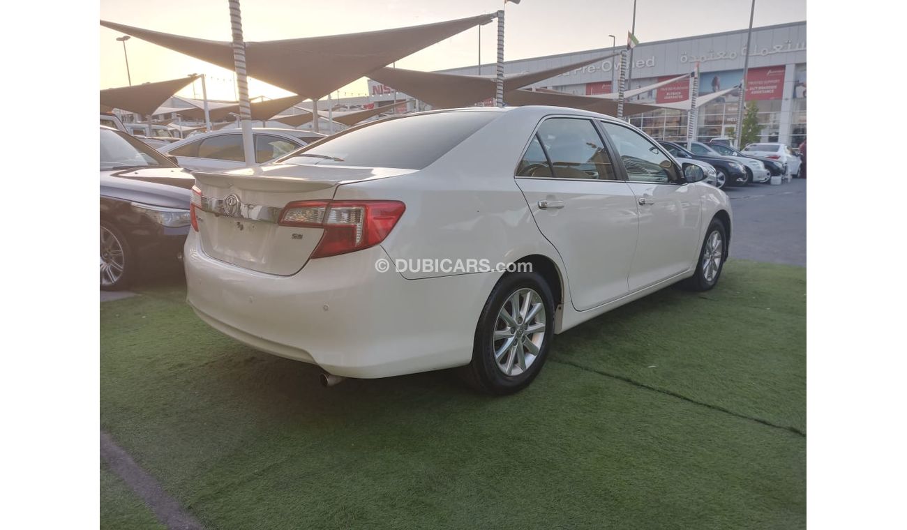 تويوتا كامري خليجى لون أبيض داخل بيج رقم 2 بدون حوادث مثبت سرعة تحكم رنجات حساسات جناح خلفى CD  - FM بحالة ممتازة