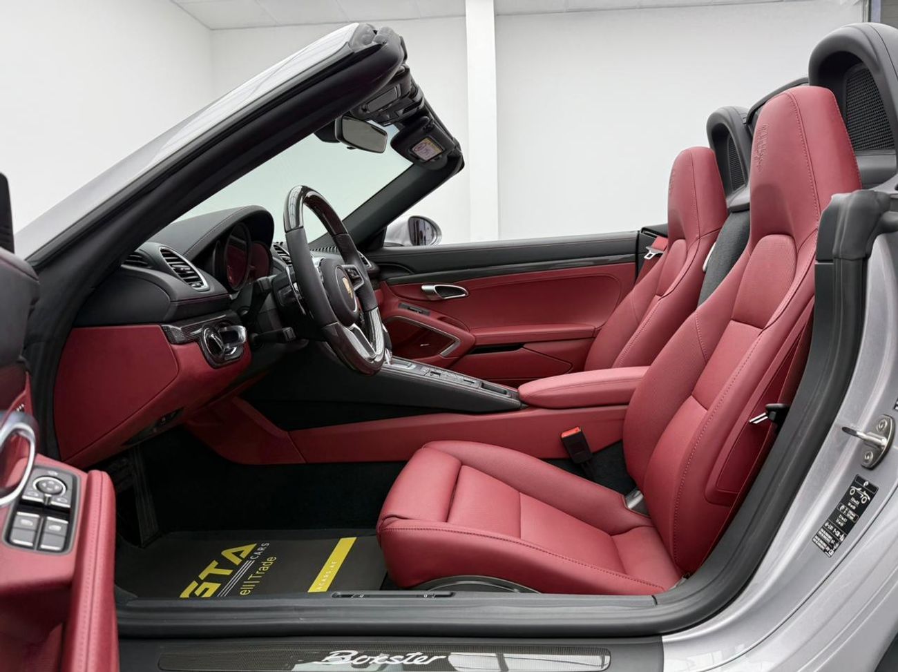 بورش بوكستر 718 Std 2.0L A/T 2025 Porsche 718 Boxster, 2027 Porsche Warranty, Very Low Km, Excellent Condition, GCC