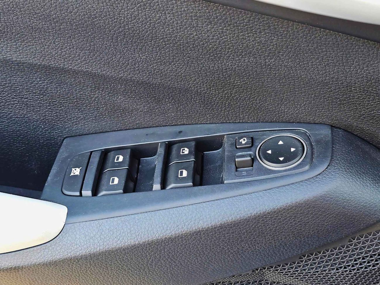 Kia Seltos DUAL TONE, 1.5L V4 PETROL, WITHOUT SUNROOF, DVD+ CAMERA (CODE # 68091)