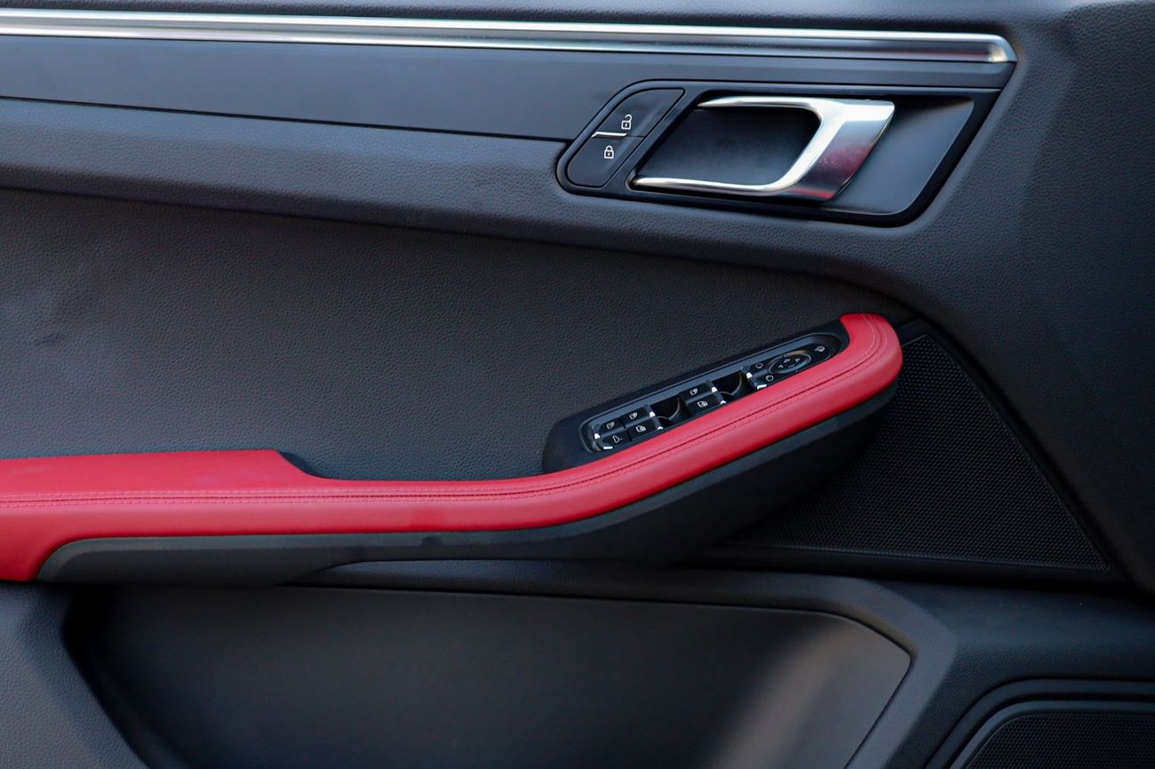 Porsche Macan Porsche Macan T 2023 GCC under Agency Warranty with Flexible Down-Payment/ Flood Free.