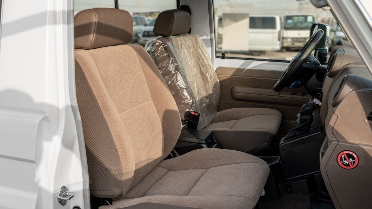 تويوتا لاند كروزر 70 LC76 HT VXR 2025 Toyota Land Cruiser LC71 4.0L AT Petrol (White-Beige) Mid Option
