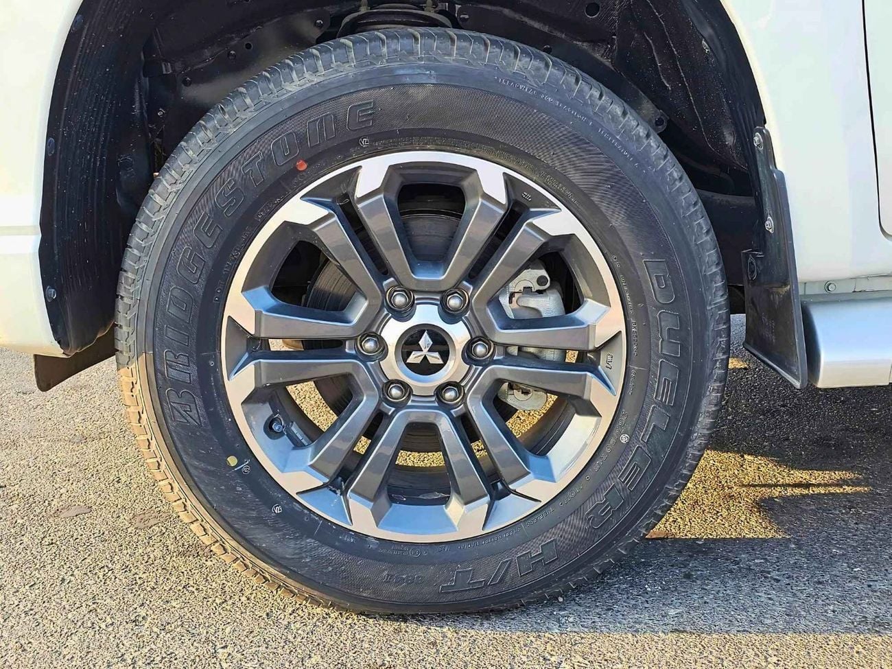 Mitsubishi L200 SPORTERO / 2.4L DIESEL / M/T / 4WD / SPECIAL OFFER / (CODE#68092)