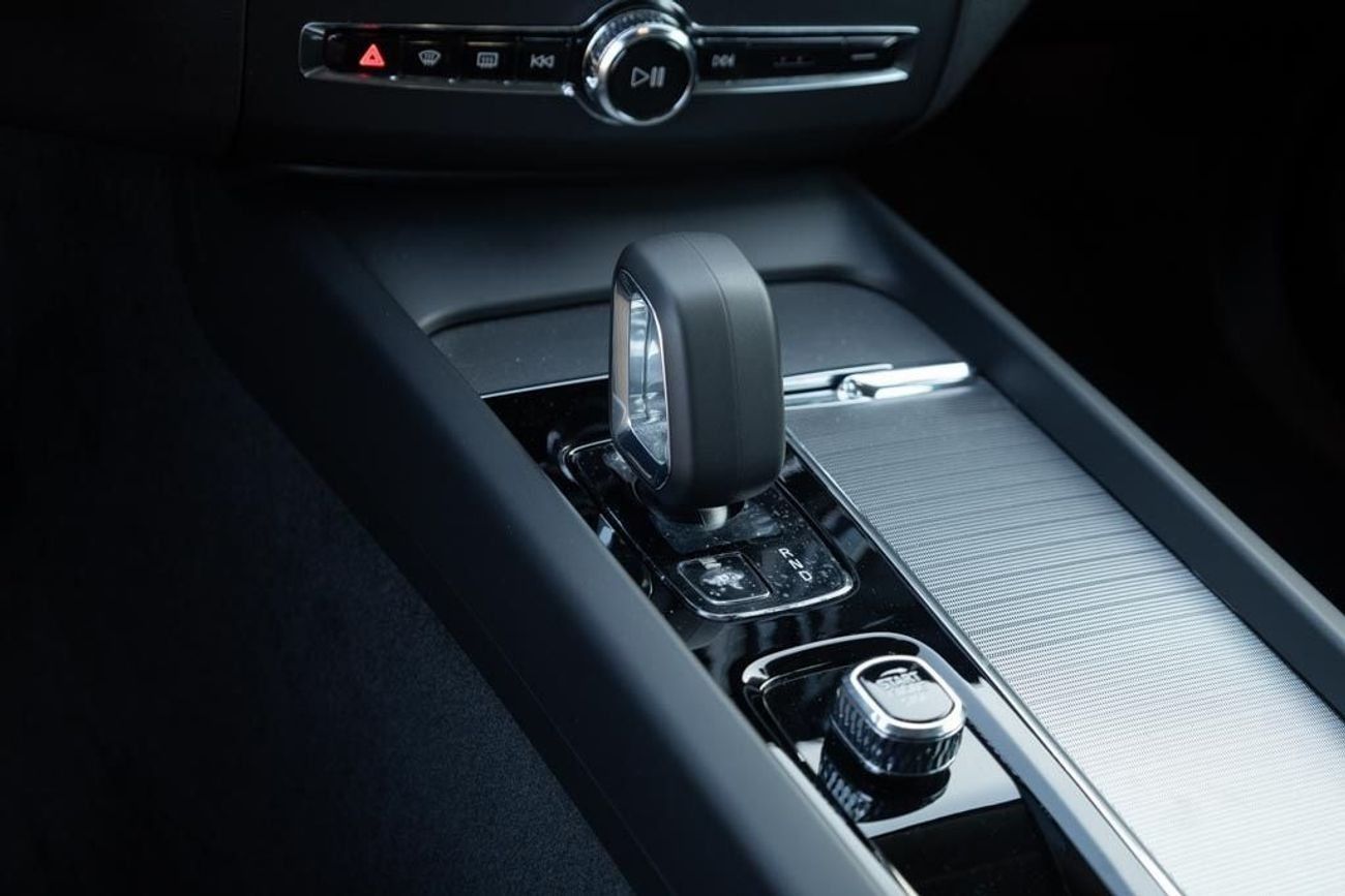 Volvo XC60 Volvo XC60 B5 Core 2024 GCC under Agency Warranty with Flexible Down-Payment.