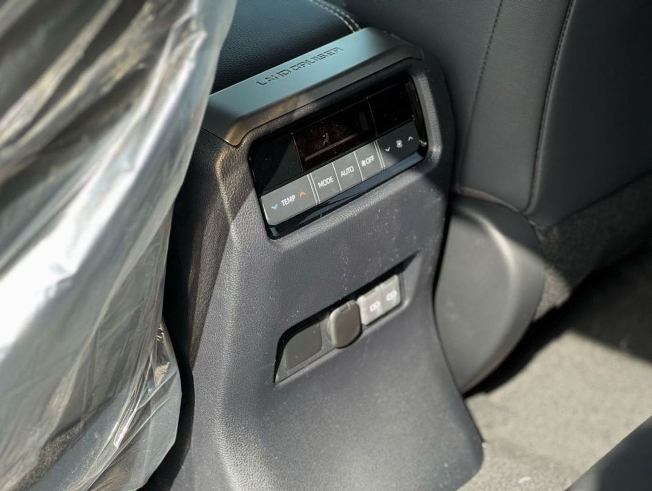 تويوتا برادو 2.4L PETROL FULL OPTION 2024