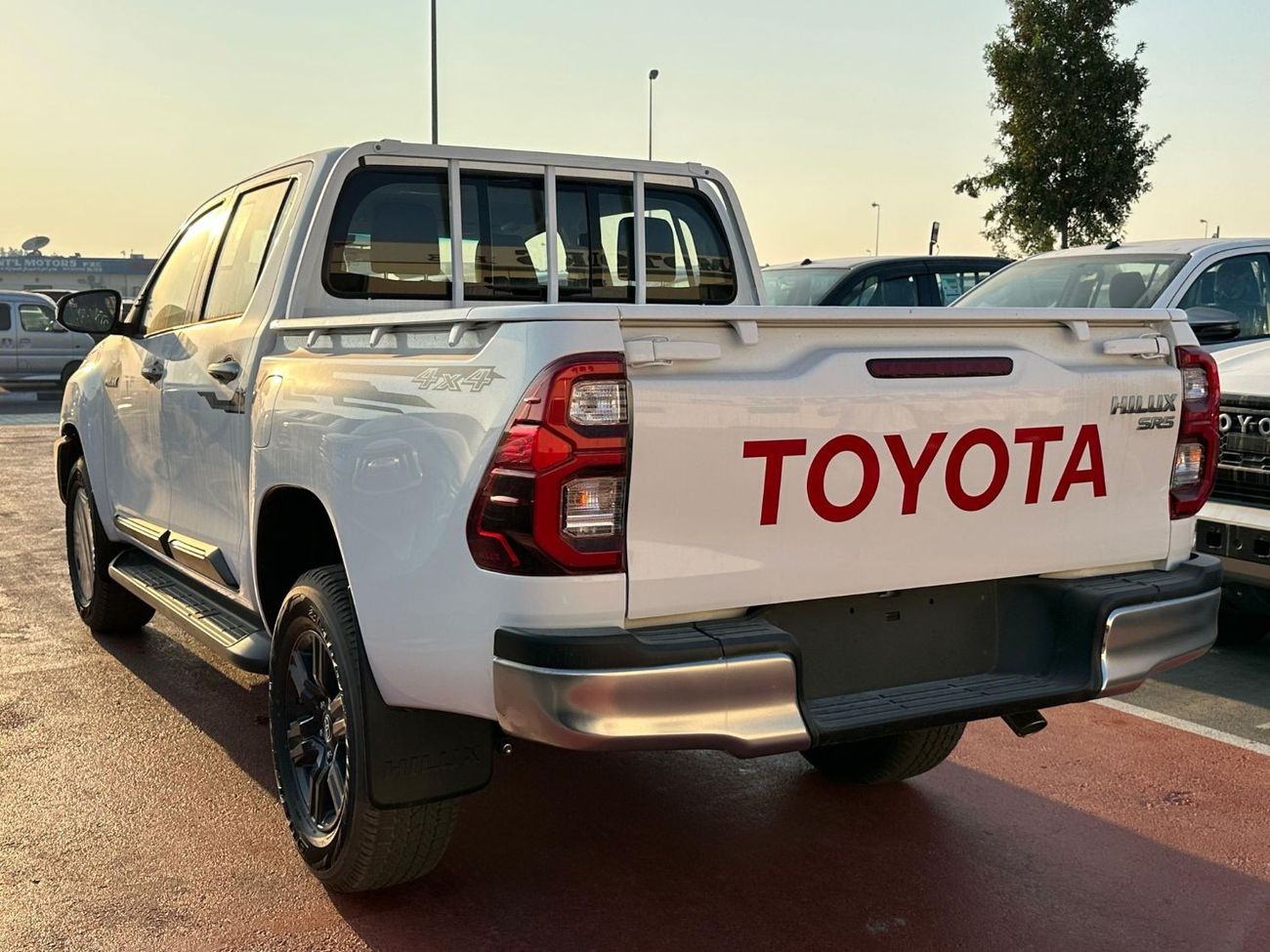 Toyota Hilux TOYOTA HILUX  2.7 MT full option without PS white -black 2024
