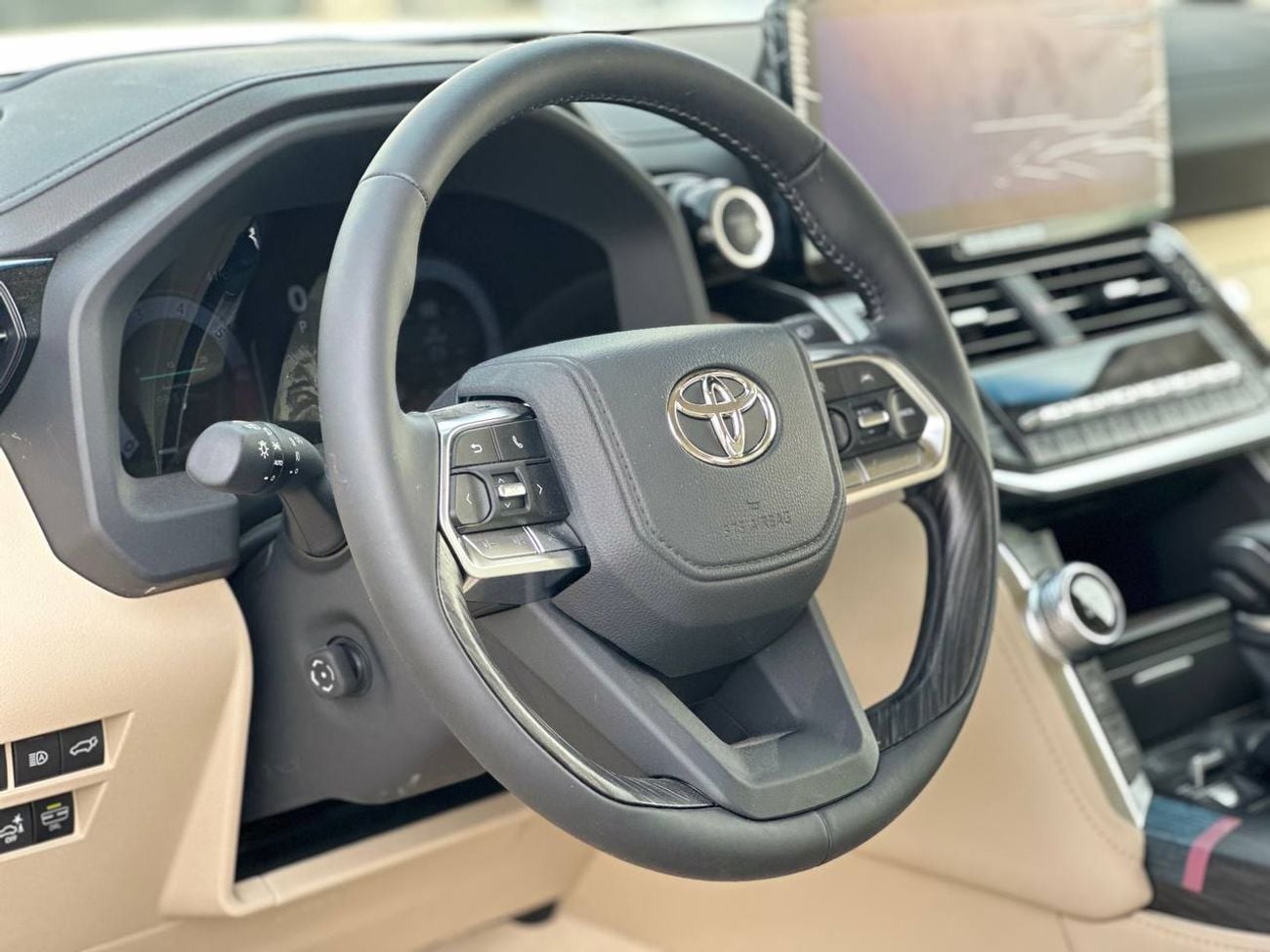 Toyota Land Cruiser VXR 3.5L HEV A/T // Full Option with Radar , 360 Camera , Memory & Heating & Cooling Seats // Special Of