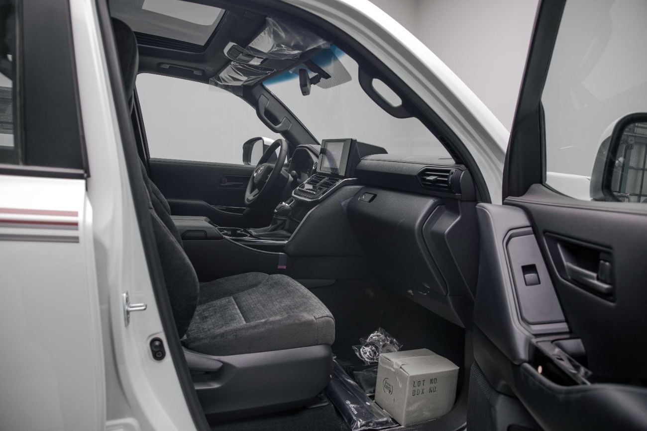 تويوتا لاند كروزر GXR Standard 3.5L - White Pearl Inside Black | Export Only