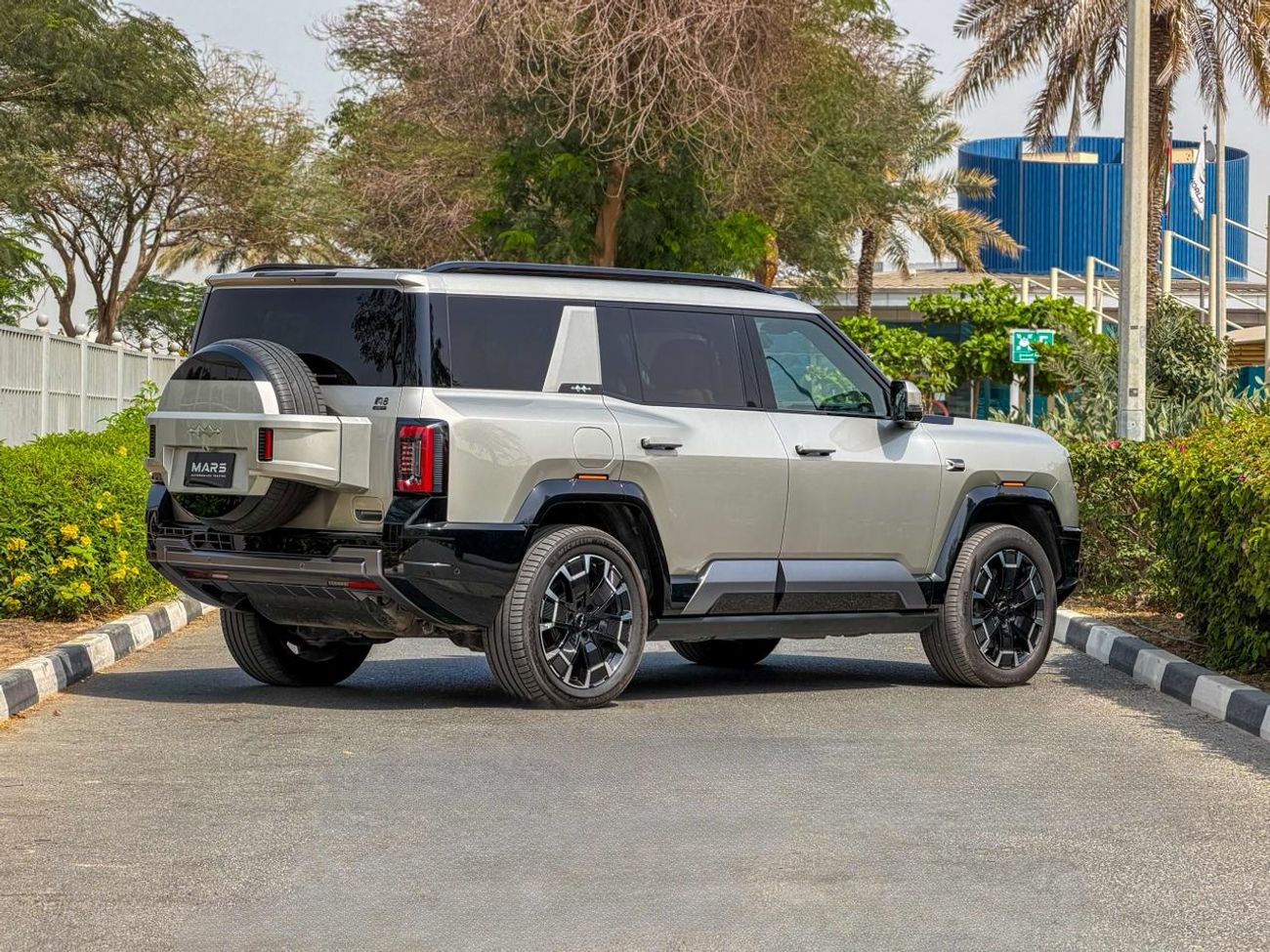 BYD Leopard 8 Smart and Brave Flagship Edition (7 Seats) 2024 BYD Leopard 8 Flagship | 2.0L Hybrid (Plug-In) | 939